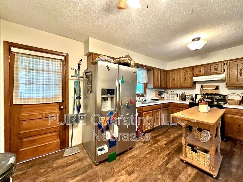 105 N Elm St - Photo 6 of 37