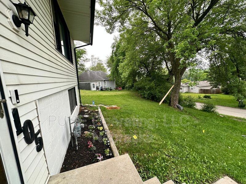 105 N Elm St - Photo 4 of 37