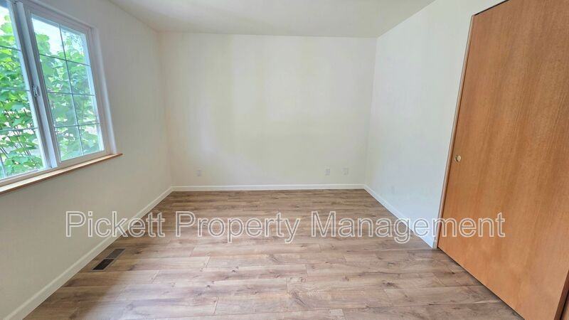 2411 E 13th St - Photo 6 of 33