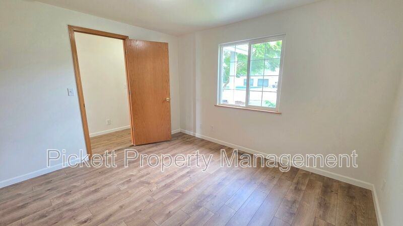 2411 E 13th St - Photo 7 of 33