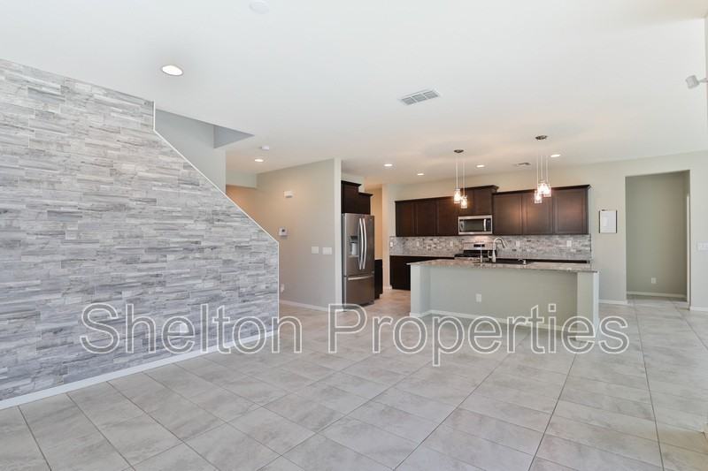 18787 W Yucatan Dr - Photo 4 of 43