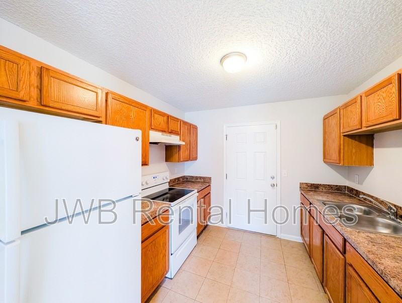4372 Melissa Ct W - Photo 2 of 18