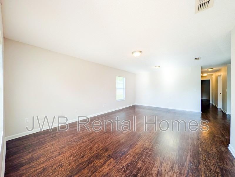 4372 Melissa Ct W - Photo 4 of 18