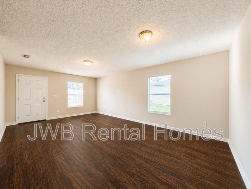 4372 Melissa Ct W - Photo 5 of 18