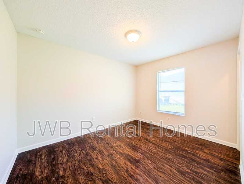 4372 Melissa Ct W - Photo 7 of 18