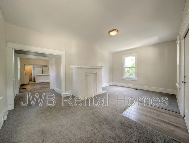 203 W 17th St #1 - Photo 4 of 14