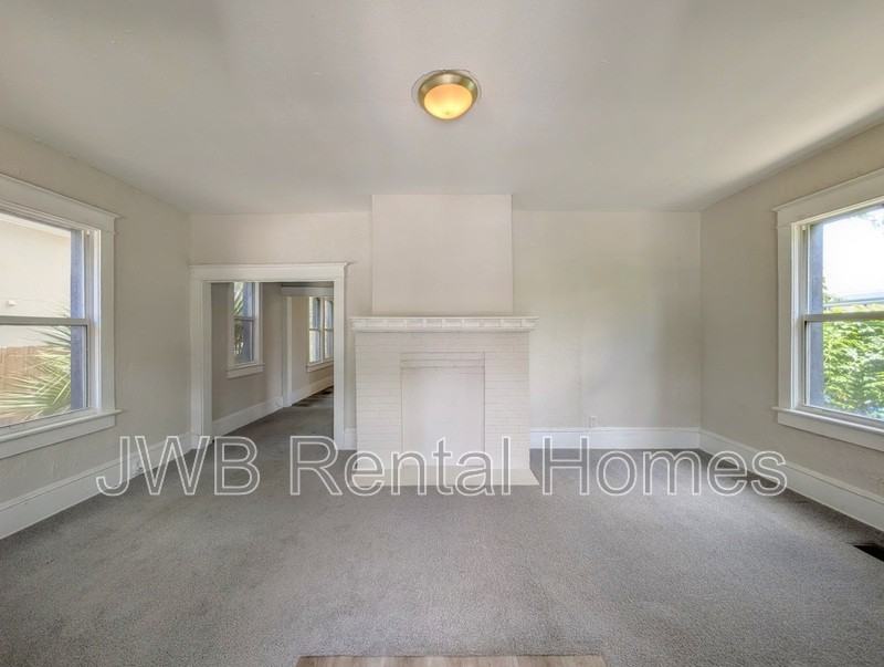 203 W 17th St #1 - Photo 5 of 14