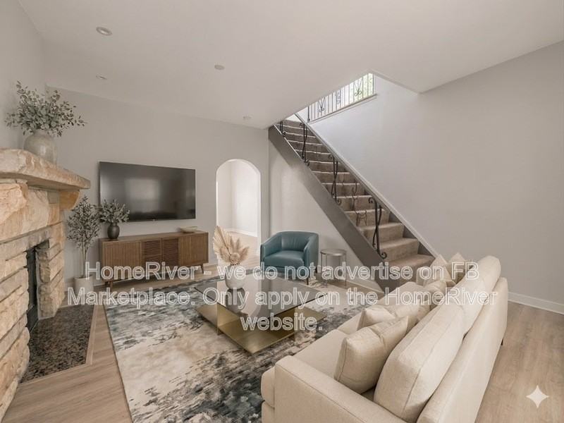 302 Mathews Ave - Photo 3 of 14