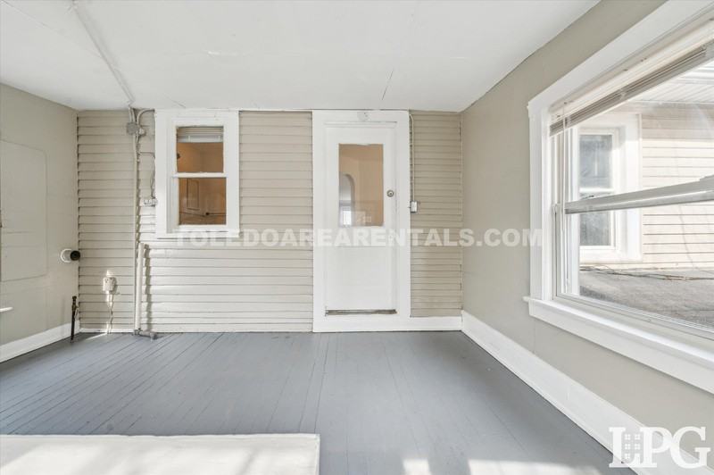 340 E Lake St - Photo 2 of 25