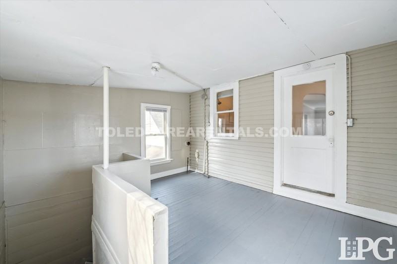 340 E Lake St - Photo 3 of 25