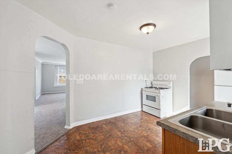 340 E Lake St - Photo 4 of 25