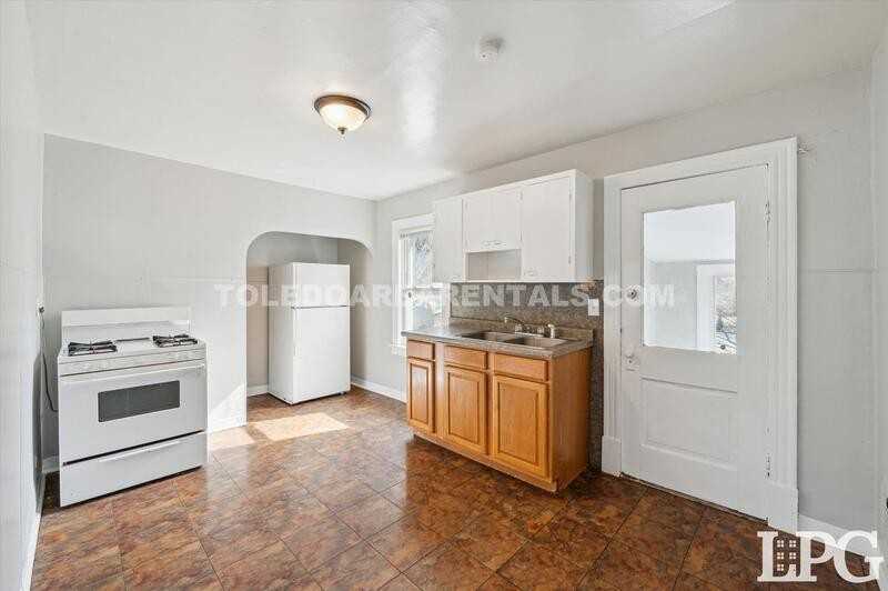 340 E Lake St - Photo 5 of 25
