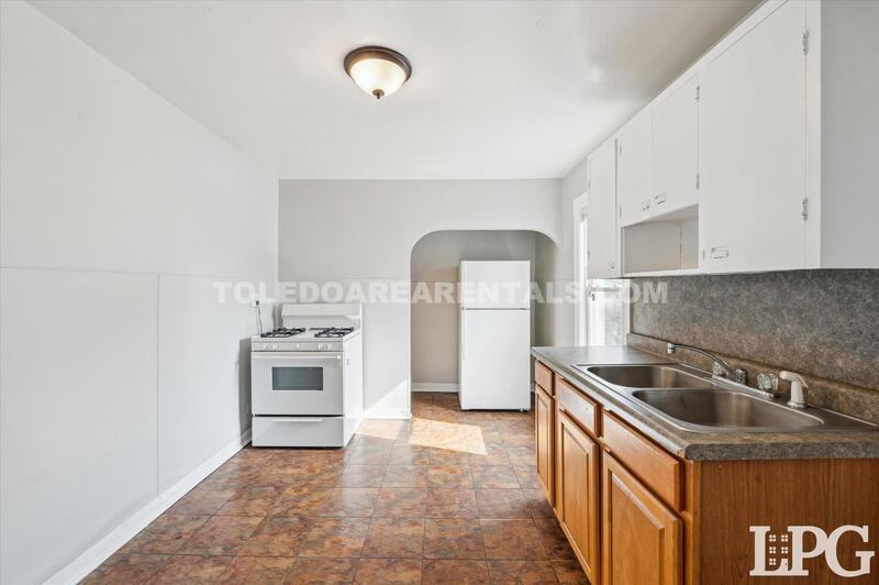 340 E Lake St - Photo 6 of 25