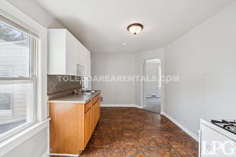 340 E Lake St - Photo 7 of 25