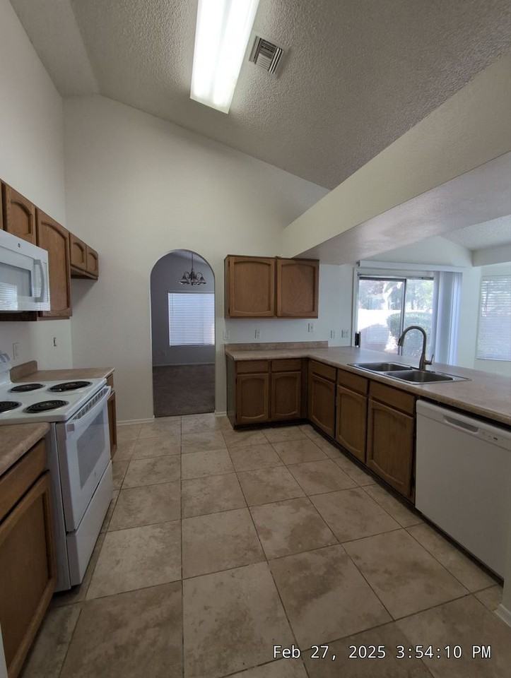 1207 E San Remo Ave - Photo 7 of 28