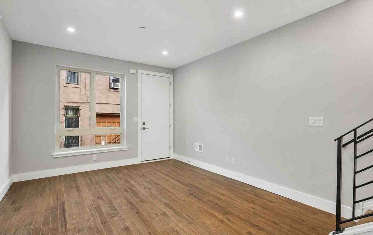 2209 Cross St - Photo 3 of 38