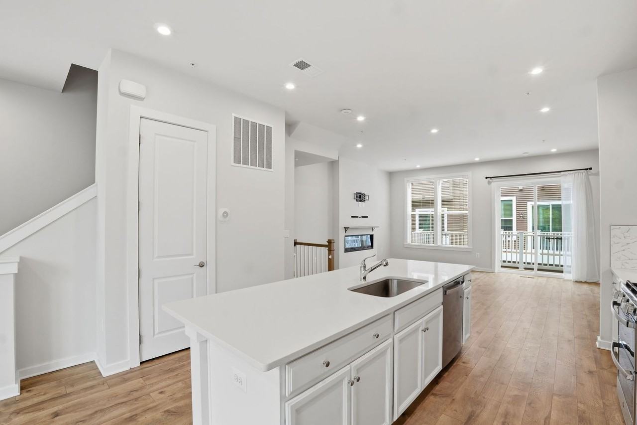 8178 Red Hook St - Photo 4 of 48