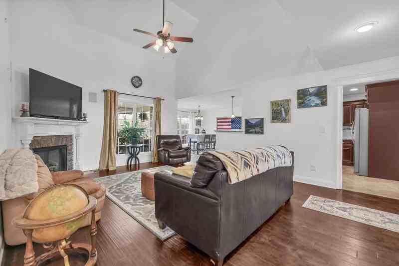 820 Carousel Ct - Photo 2 of 29