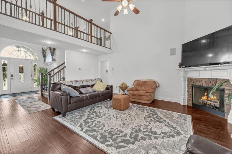 820 Carousel Ct - Photo 3 of 29