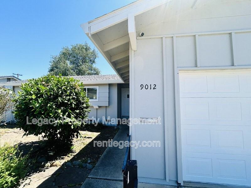 9012 Alderson Ave - Photo 3 of 26