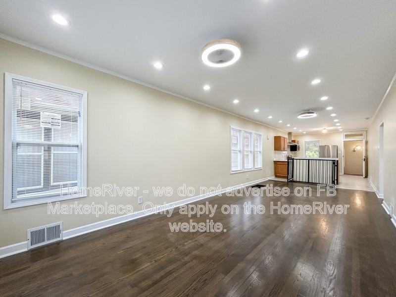 10046 S Perry Ave - Photo 2 of 31
