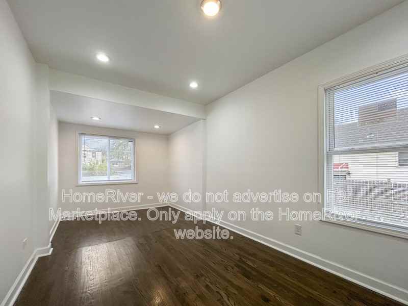 10046 S Perry Ave - Photo 4 of 31