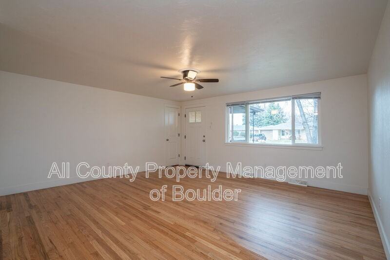 1117 Vivian St - Photo 4 of 25