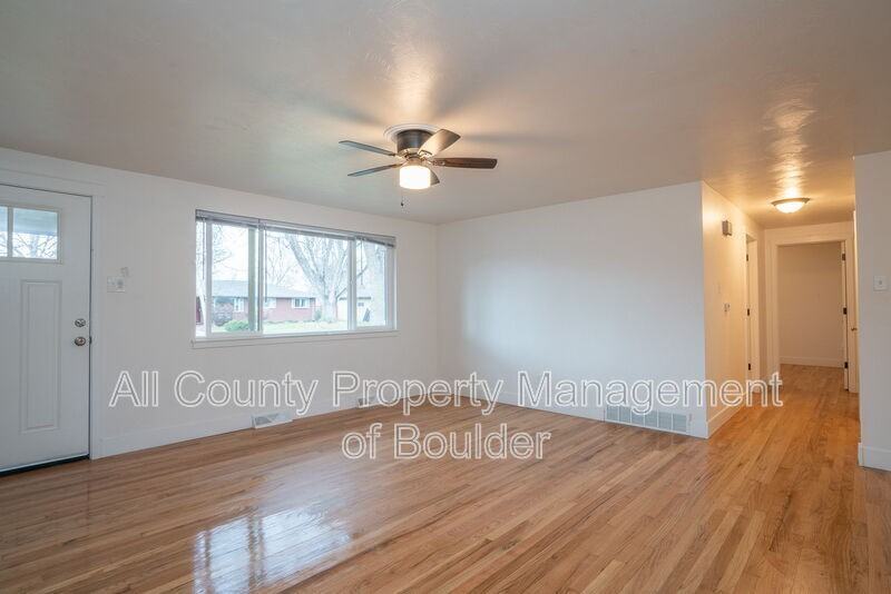 1117 Vivian St - Photo 5 of 25