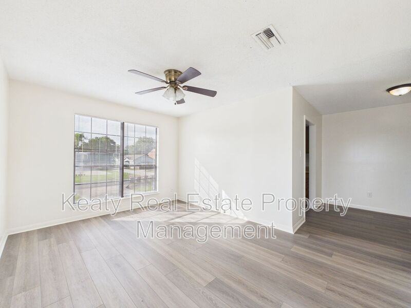 110 Country Ln - Photo 5 of 25