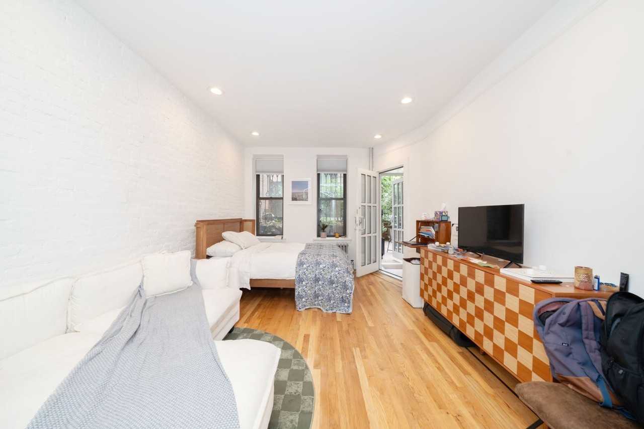344 W 17th St #B - Photo 3 of 8