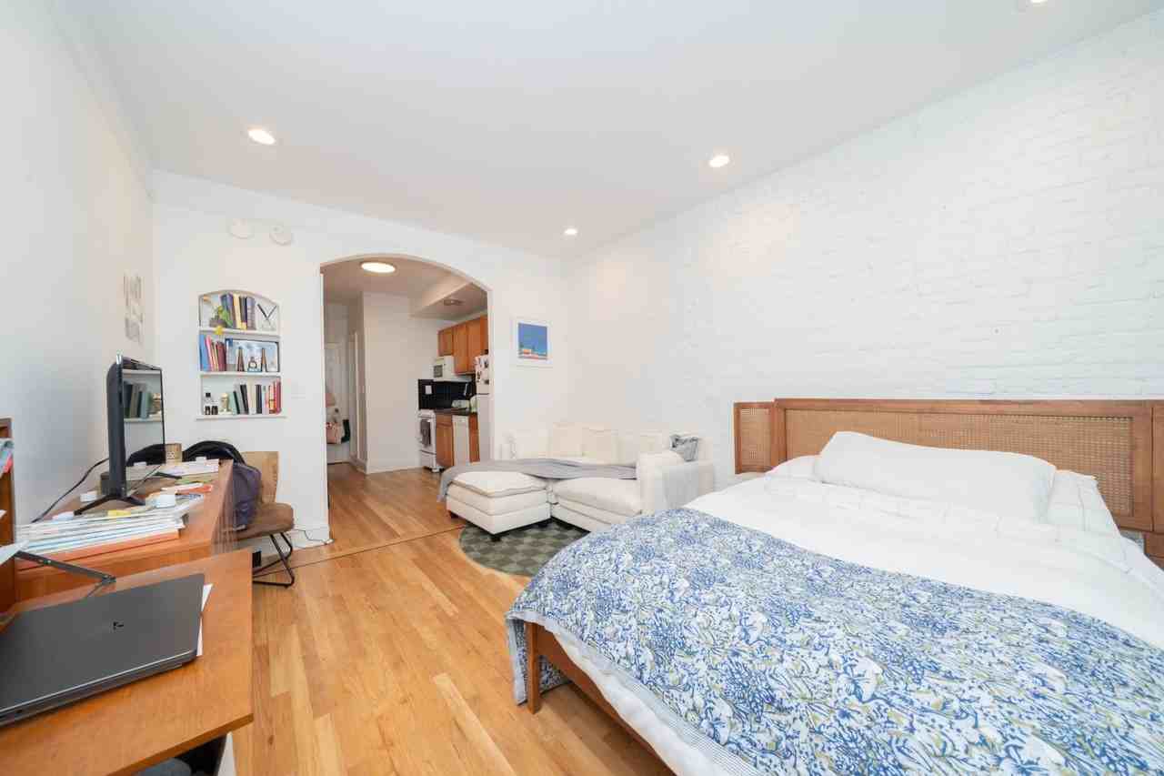344 W 17th St #B - Photo 4 of 8