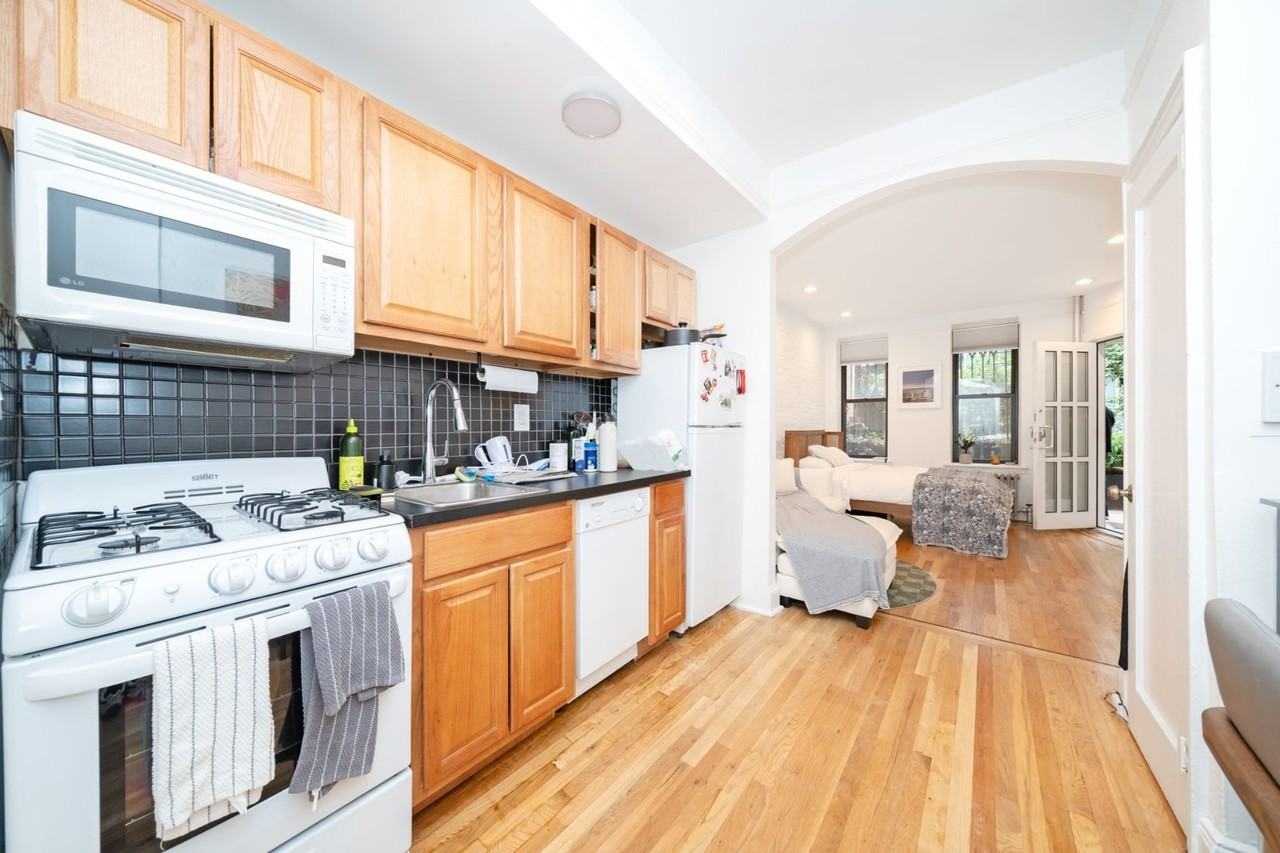 344 W 17th St #B - Photo 6 of 8