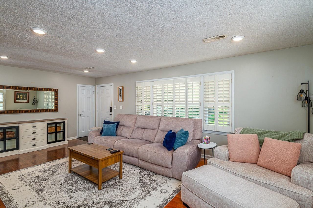 3902 Laird Ln - Photo 4 of 41