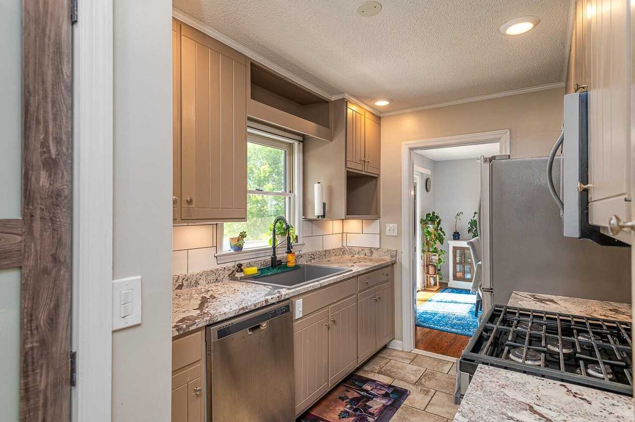 3902 Laird Ln - Photo 5 of 41