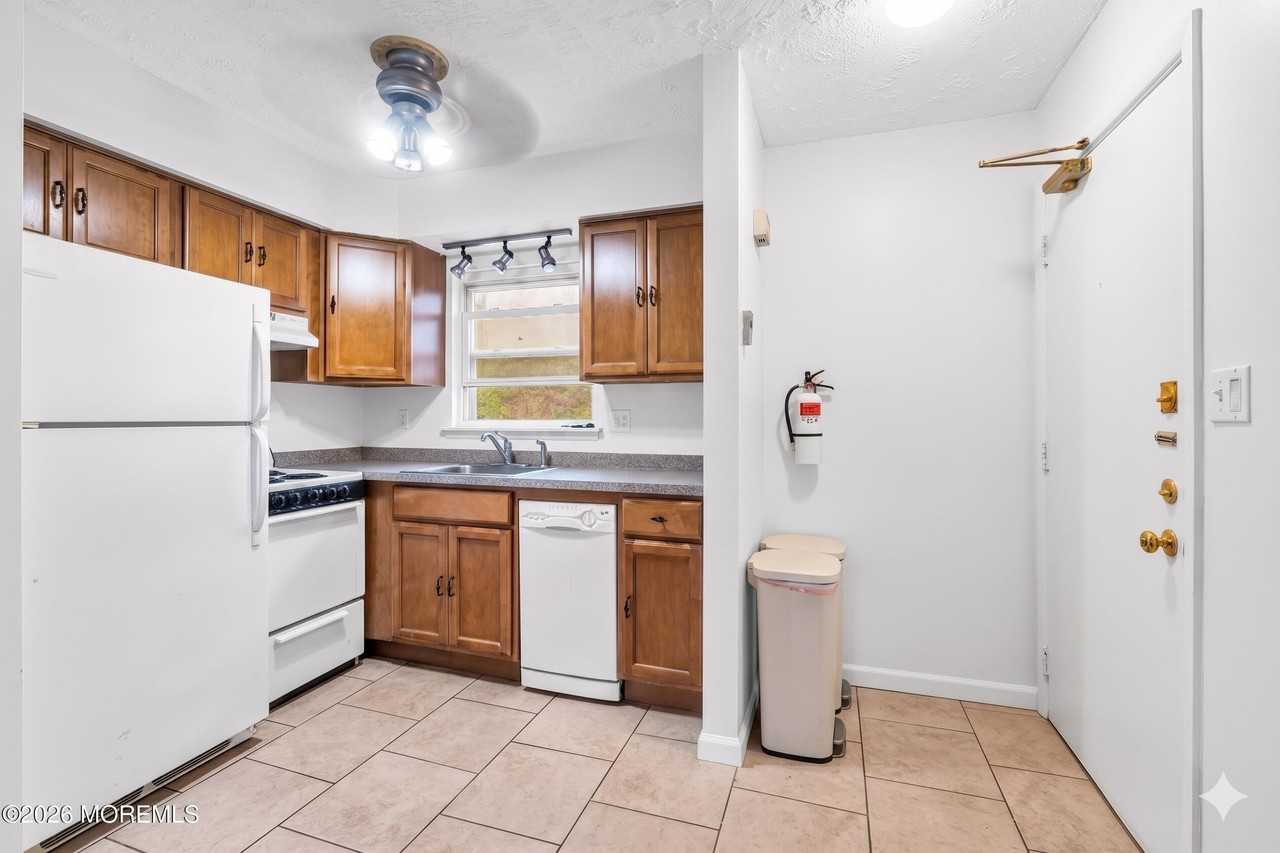 321 Shore Dr E #18 - Photo 5 of 17