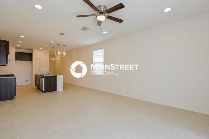 10713 W Dickerson Dr - Photo 3 of 16