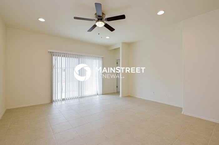 10713 W Dickerson Dr - Photo 4 of 16