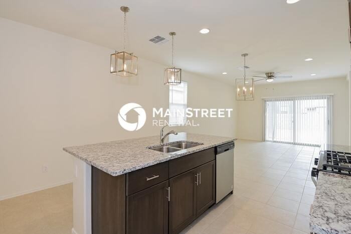 10713 W Dickerson Dr - Photo 6 of 16