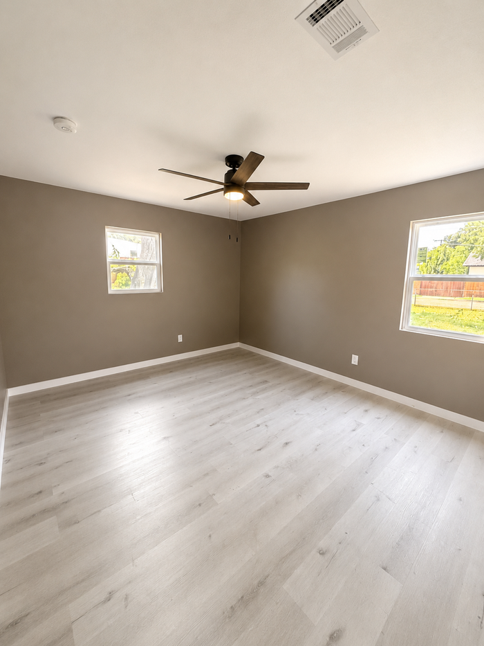 504 E Mason St - Photo 5 of 13