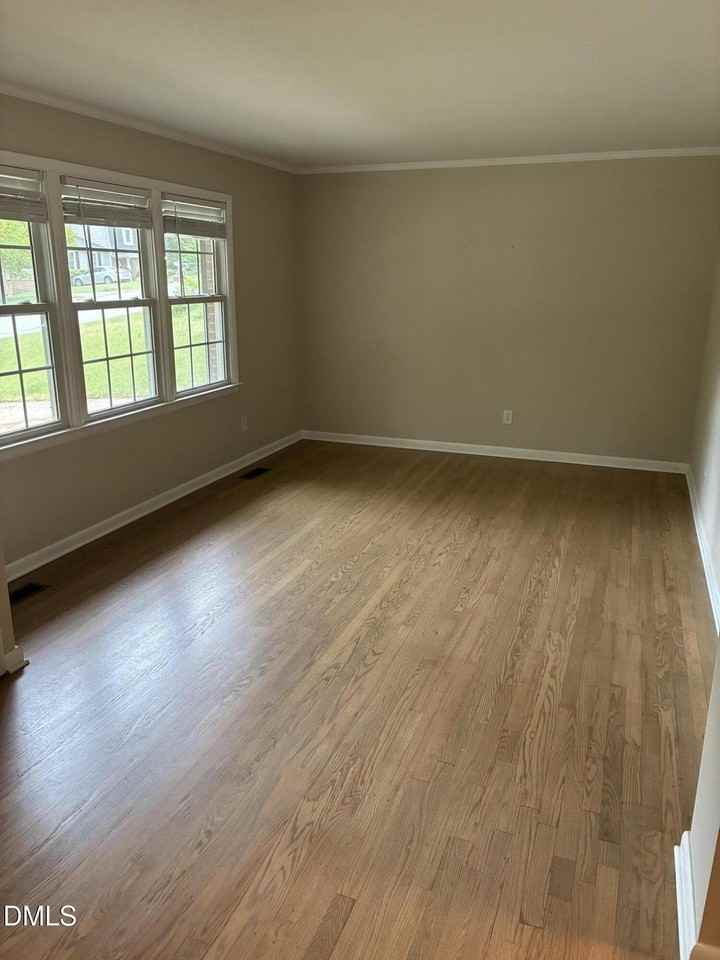 705 Northampton Dr - Photo 4 of 9