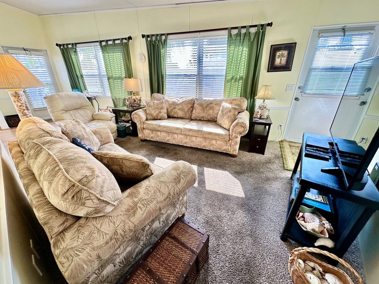 527 Nettles Blvd #1537486P - Photo 2 of 18
