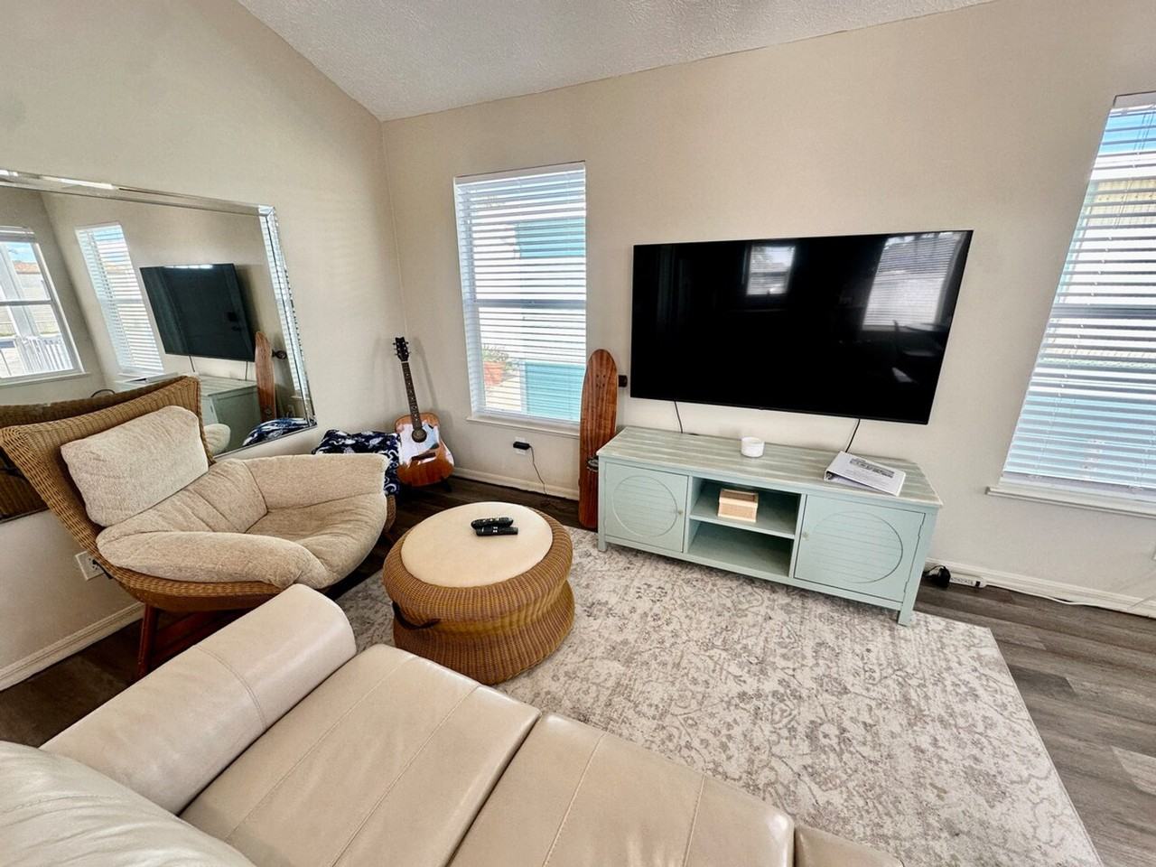 146 Nettles Blvd #1537513P - Photo 3 of 16