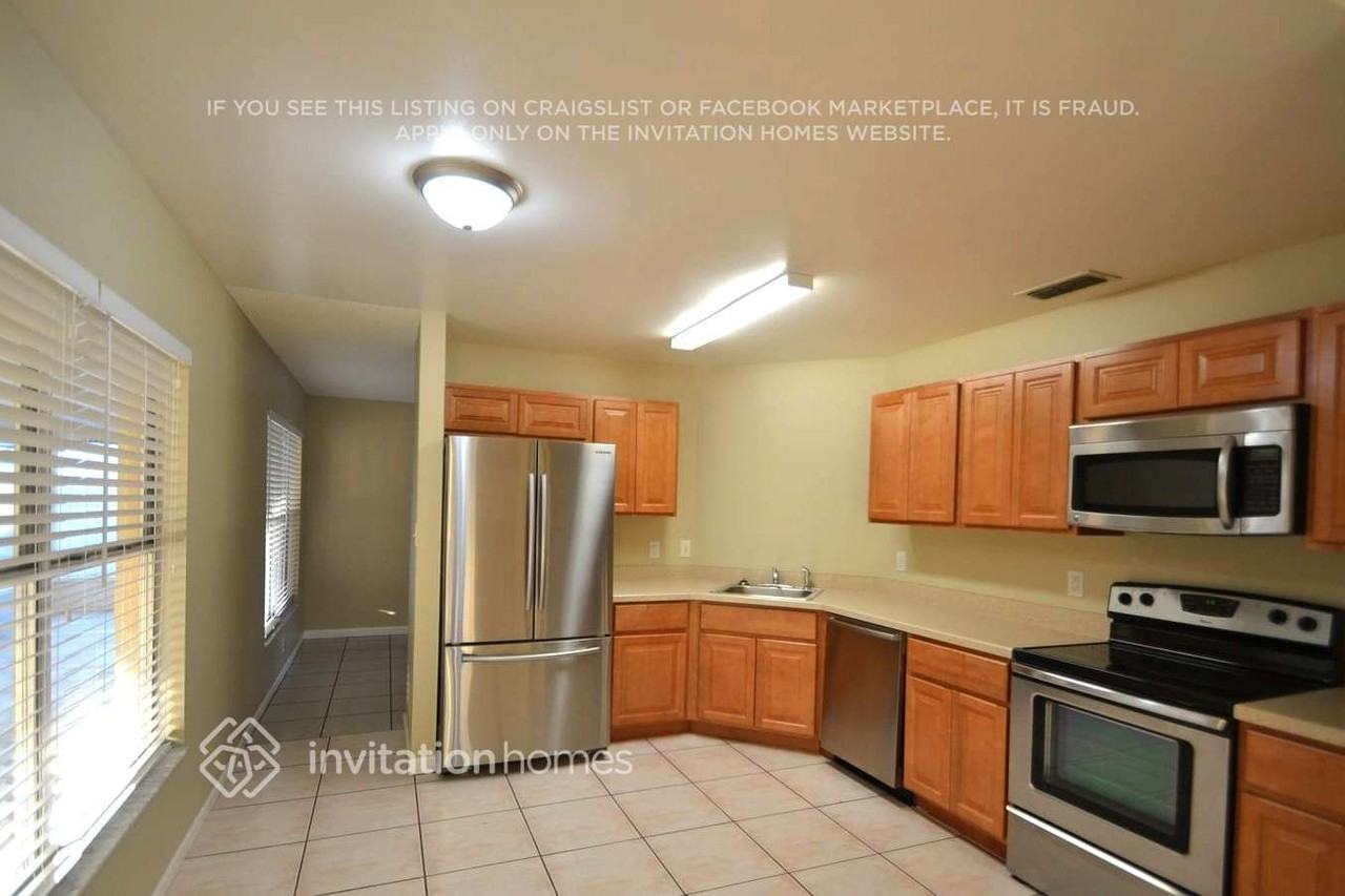 15616 Hidden Lake Cir - Photo 3 of 11