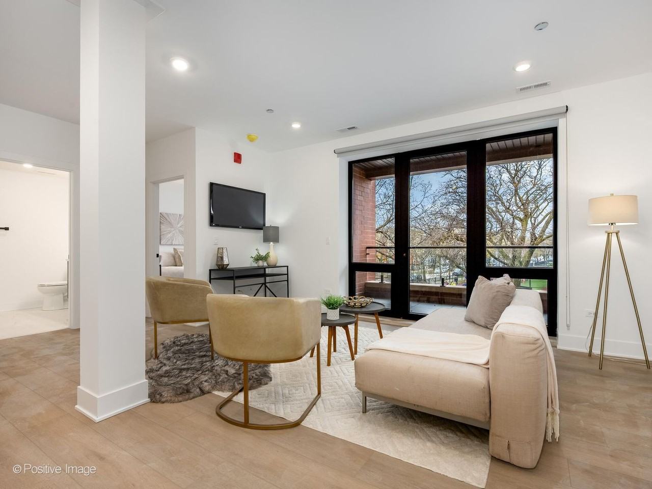 4713 N Clark St #401 - Photo 4 of 34