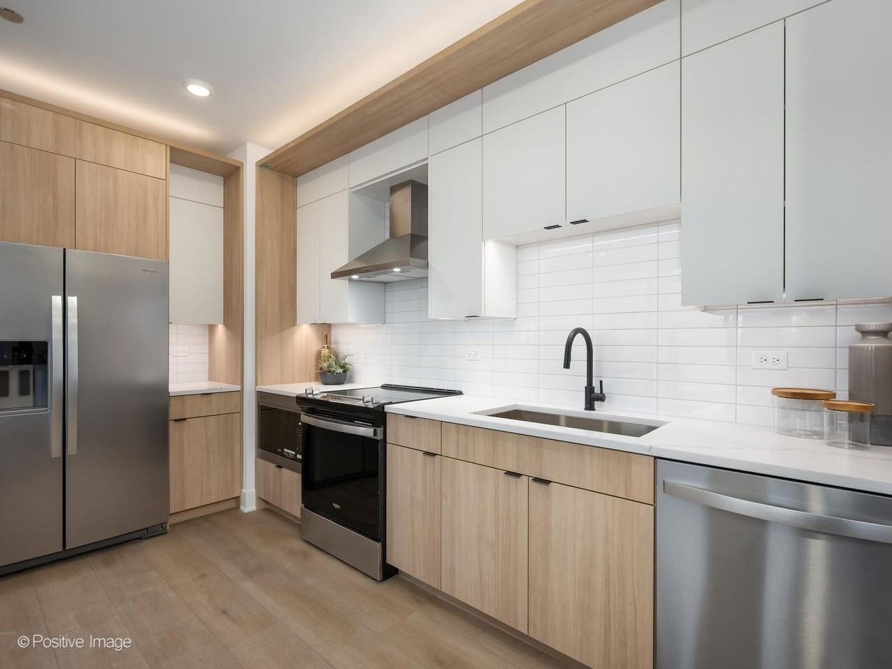 4713 N Clark St #401 - Photo 7 of 34