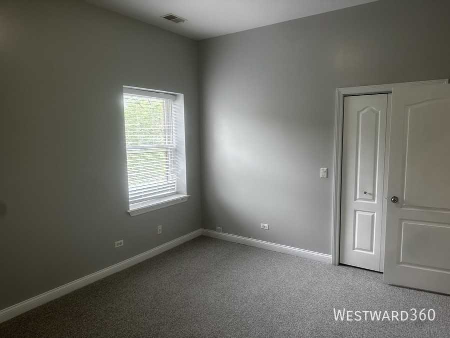 5948 S King Dr #4 - Photo 4 of 22