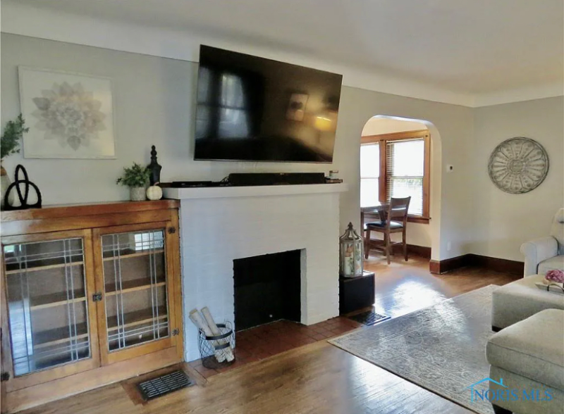 2339 Castlewood Dr - Photo 3 of 12