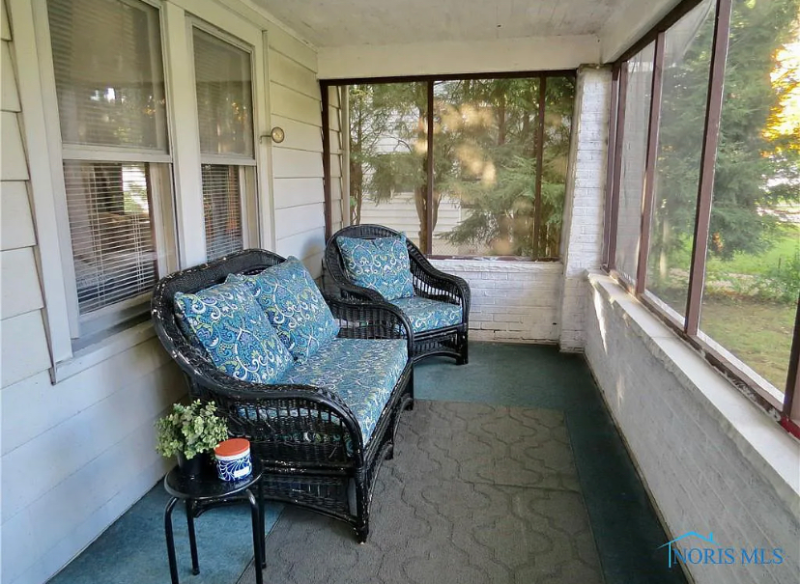 2339 Castlewood Dr - Photo 4 of 12