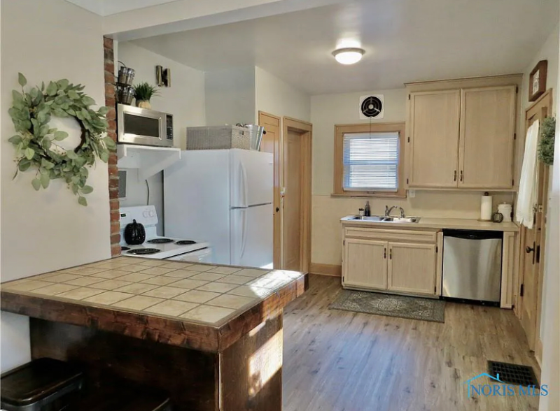 2339 Castlewood Dr - Photo 7 of 12