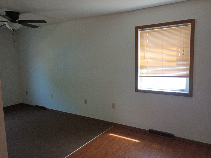 516 S Center St - Photo 4 of 10